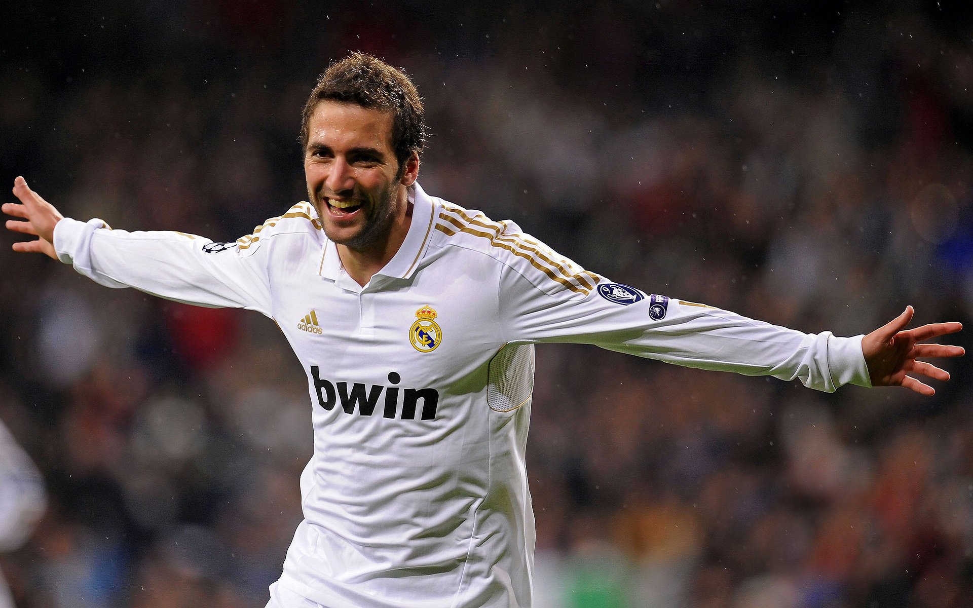 足球进驻电商平台拓展商品变现路径，足球产业怎么赚钱